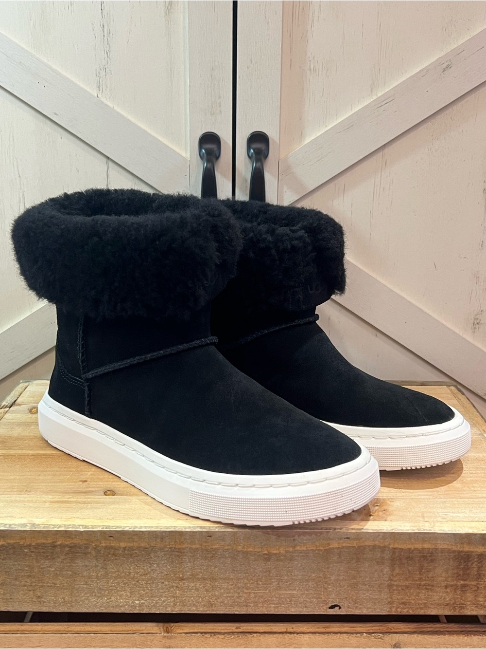 UGG Alameda Cuffed Ankle Bootie Black Suede Sherpa Women's Sneaker Size 5